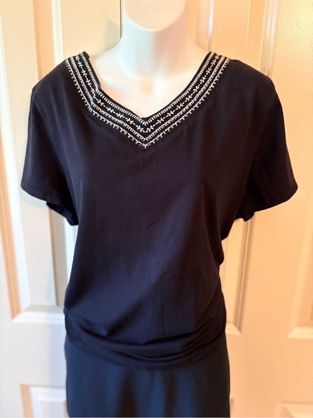 Women’s Embroidered V-Neck Top – black, size xxl